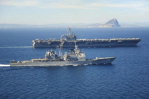 Tàu tuần dương và một tàu sân bay của Mỹ. (Nguồn: Getty Images)