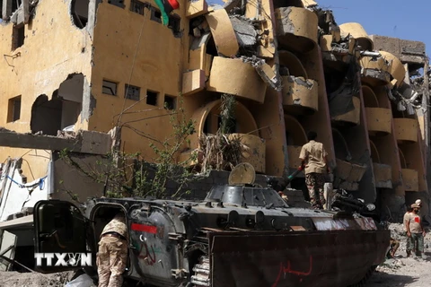 Lực lượng GNA trong một chiến dịch quân sự chống IS tại thành phố Sirte. (Ảnh: THX/TTXVN)