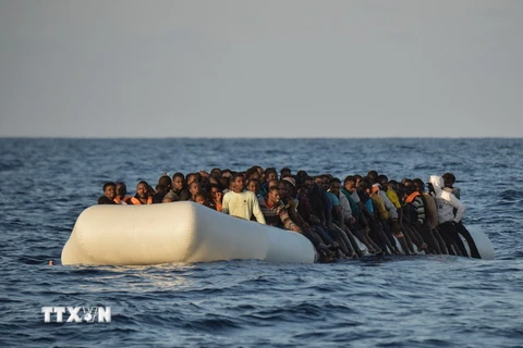 Người di cư được Lực lượng bảo vệ bờ biển Italy cứu trên những chiếc thuyền vượt Địa Trung Hải để đến châu Âu ngày 3/11 vừa qua. (Ảnh: AFP/TTXVN)