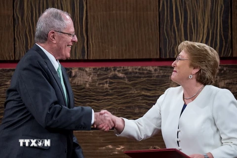  Tổng thống Chile Michelle Bachelet (phải) và Tổng thống Peru Pedro Pablo Kuczynski (trái) sau lễ ký tại Santiago. (Ảnh: AFP/TTXVN )