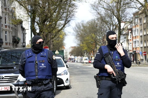 Cảnh sát Bỉ làm nhiệm vụ trong chiến dịch truy quét khủng bố ở Brussels ngày 9/4 vừa qua. (Ảnh: AFP/TTXVN)