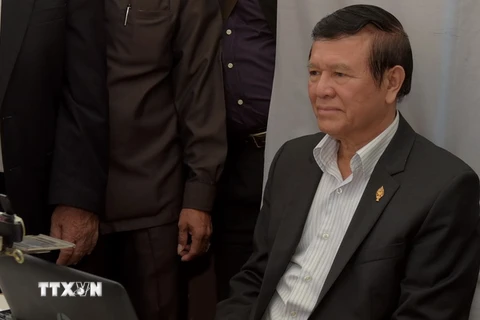Quyền Chủ tịch CNRP Kem Sokha đăng ký bầu cử địa phương ở Phnom Penh ngày 5/10 vừa qua. (Ảnh: AFP/TTXVN)