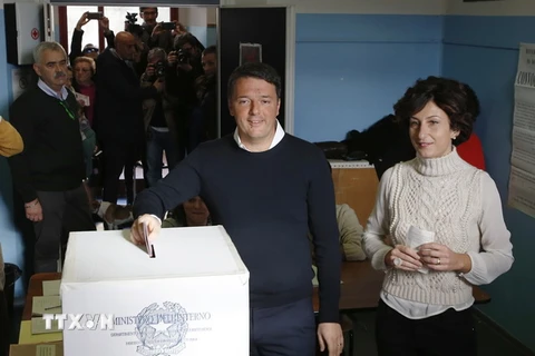 Thủ tướng Italy Matteo Renzi bỏ phiếu tại một địa điểm bầu cử ở Pontassieve. (Ảnh: AP/TTXVN)