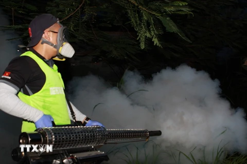 Nhân viên y tế sử dụng kỹ thuật phun hơi nóng diệt muỗi phòng chống vi rút Zika tại ký túc xá Trường Đại học Khoa học Xã hội và Nhân văn TP.HCM. (Ảnh: Phương Vy/TTXVN)