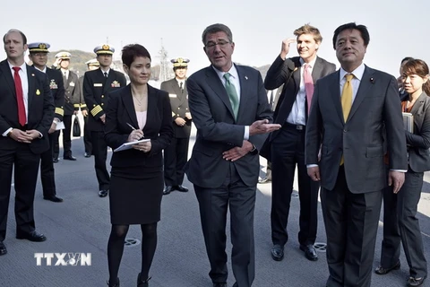 Bộ trưởng Quốc phòng Mỹ Ashton Carter (giữa) và Thứ trưởng Quốc phòng Nhật Bản Kenji Wakamiya (phải) tại cuộc gặp ở căn cứ hải quân Yokosuka ngày 6/12. (Ảnh: EPA/TTXVN)