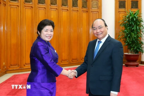 Thủ tướng Nguyễn Xuân Phúc tiếp bà Souvanpheng Boupphanouvong, Bộ trưởng Văn phòng Thủ tướng Lào đang thăm và làm việc tại Việt Nam. (Ảnh: Thống Nhất/TTXVN)