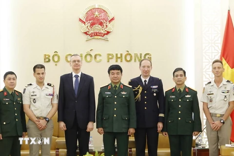 Thượng tướng Võ Văn Tuấn, Phó Tổng Tham mưu trưởng Quân đội Nhân dân Việt Nam với các đại biểu. (Ảnh: An Đăng/TTXVN)