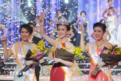 Các thí sinh đạt giải cao tại đêm chung kết cuộc thi nữ sinh viên Việt Nam duyên dáng 2016. (Ảnh: An Hiếu/TTXVN)