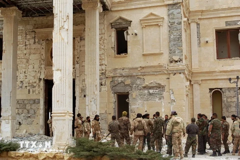 Binh sỹ quân đội Chính phủ Syria gác tại một khu vực ngoại ô thành cổ Palmyra. (Ảnh: AFP/TTXVN)