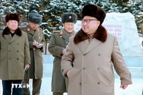 Nhà lãnh đạo Kim Jong-un (giữa) trong chuyến thăm một đơn vị quân đội ngày 25/11 vừa qua. (Ảnh: Yonhap/TTXVN)