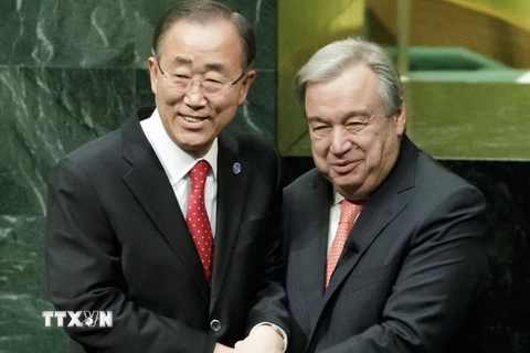 Tổng thư ký sắp mãn nhiệm Ban Ki-moon (trái) chúc mừng tân Tổng thư ký Antonio Guterres tại lễ tuyên thệ nhậm chức ở New York ngày 12/12. (Ảnh: EPA/TTXVN)