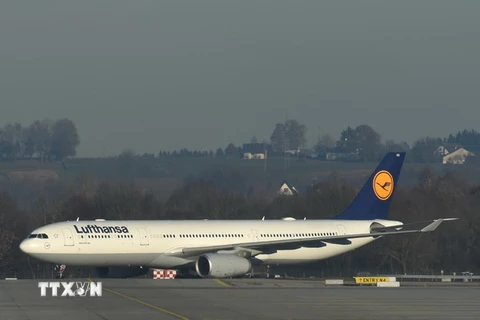 Máy bay của hãng hàng không Lufthansa tại sân bay Franz-Josef-Strauss ở Munich, Đức ngày 29/11 vừa qua. (Ảnh: AFP/TTXVN)