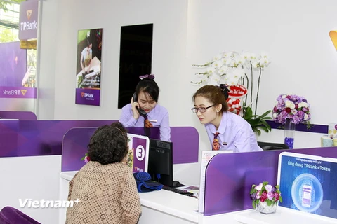 Nhân viên điểm giao dịch TPBank quận 4 đang trao đổi với một khách hàng tại TP.HCM. (Nguồn: TPBank)