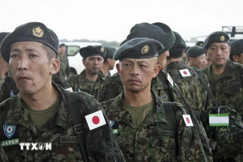 Các thành viên thuộc Các Lực lượng Phòng vệ Nhật Bản. (Ảnh: AP/TTXVN)