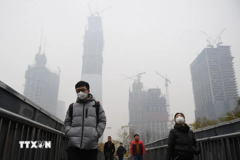 Khói mù bao phủ thủ đô Bắc Kinh, Trung Quốc ngày 18/11 vừa qua. (Ảnh: AFP/TTXVN)