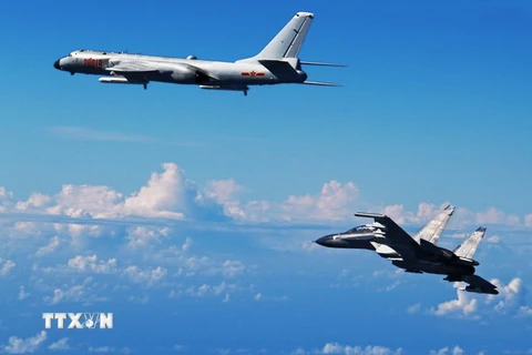 Máy bay chiến đấu Su-30 và máy bay ném bom H-6K của Không lực Trung Quốc tham gia một cuộc tập trận. (Ảnh: THX/TTXVN)