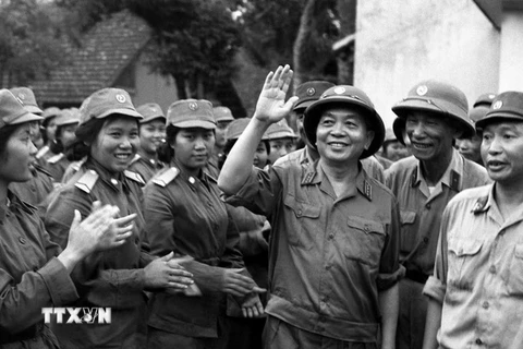 Đại tướng Võ Nguyên Giáp thăm các đơn vị nữ thông tin và nữ quân y đã tham gia Lễ duyệt binh ngày 1/5/1973. (Ảnh minh họa: Vũ Tạo/TTXVN)