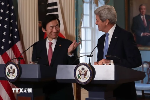 Ngoại trưởng Hàn Quốc Yun Byung-se (trái) và Ngoại trưởng Mỹ John Kerry tại cuộc họp báo sau cuộc họp vào ngày 19/10, tại thủ đô Washington DC, Mỹ. (Ảnh: AFP/TTXVN)