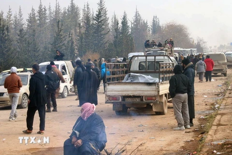 Người dân ở phía Đông Aleppo chờ sơ tán ngày 16/12. (Ảnh: AP/TTXVN)