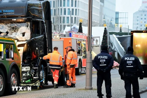 Cảnh sát phong tỏa hiện trường vụ đâm xe tải vào khu chợ Giáng Sinh đông đúc ở trung tâm thủ đô Berlin của Đức. (Ảnh: AFP/TTXVN)