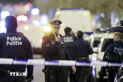 Cảnh sát Bỉ trong chiến dịch truy quét khủng bố tại quận Schaerbeek, thủ đô Brussels ngày 19/12. (Ảnh: EPA/TTXVN)
