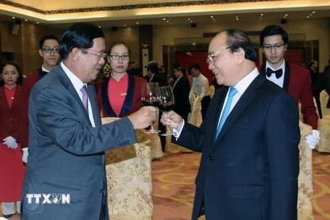 Thủ tướng Nguyễn Xuân Phúc chúc mừng Thủ tướng Vương quốc Campuchia Samdech Akka Moha Sena Padei Techo Hun Sen. (Ảnh: Phạm Kiên/TTXVN)