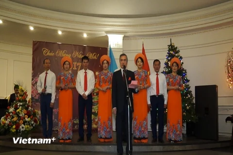 Đại sứ Việt Nam tại Ukraine Nguyễn Minh Trí phát biểu tại buổi tiếp. (Ảnh: Lê Vinh/Vietnam+)