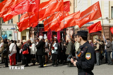Tuần hành nhân Ngày Quốc tế Lao động ở Donetsk, Ukraine ngày 1/5. (Ảnh: THX/TTXVN)