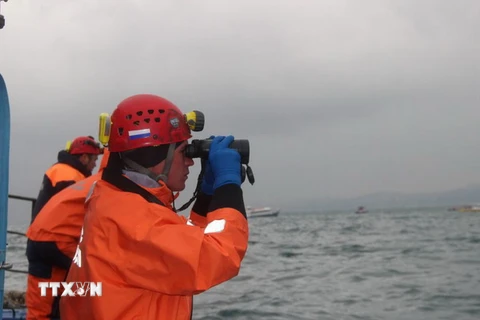 Các nhân viên cứu hộ tìm kiếm thi thể các nạn nhân trong vụ tai nạn máy bay trên Biển Đen ngày 25/12. (Ảnh: EPA/TTXVN)