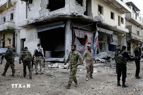 Binh sỹ Syria tuần tra tại thị trấn al-Bab ngày 3/12 vừa qua. (Ảnh: AP/TTXVN)