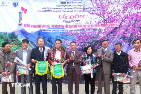 Ban quản lý Công viên Địa chất toàn cầu Cao nguyên đá Đồng Văn tặng hoa, quà và cờ lưu niệm cho những vị khách du lịch đầu tiên. (Ảnh: Minh Tâm/TTXVN) 