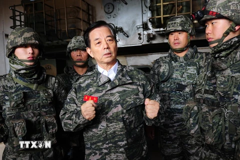 Bộ trưởng Quốc phòng Hàn Quốc Han Min-koo (giữa). (Ảnh: EPA/TTXVN)