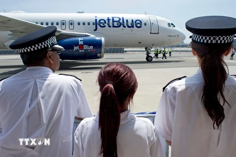 Máy bay của hãng hàng không JetBlue tại sân bay JFK ở New York của Mỹ. (Ảnh: AFP/TTXVN)