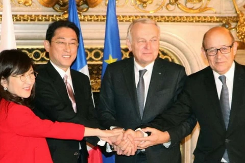 Bộ trưởng Quốc phòng Nhật Bản Tomomi Inada, Ngoại trưởng Nhật Bản Fumio Kishida, Ngoại trưởng Pháp Jean-Marc Ayrault và Bộ trưởng Quốc phòng Pháp Jean-Yves Le Drian tại Paris ngày 6/1 (từ tái sáng phải). (Nguồn: Kyodo)