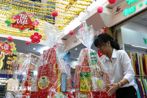 Siêu thị Co.opmart Đinh Tiên Hoàng tại TP Hồ Chí Minh gói và giao giỏ quà Tết Đinh Dậu 2017 miễn phí. (Ảnh: Thanh Vũ/TTXVN)