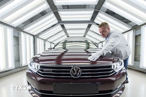 Công nhân làm việc tại nhà máy của Volkswagen ở Zwickau, Đức ngày 26/1/2015. (Ảnh: AP/TTXVN)