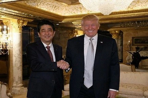 Tổng thống đắc cử Donald Trump (phải) và Thủ tướng Nhật Bản Shinzo Abe có cuộc gặp tại Tháp Trump, thành phố New York, ngày 17/11/2016. (Nguồn: Reuters)
