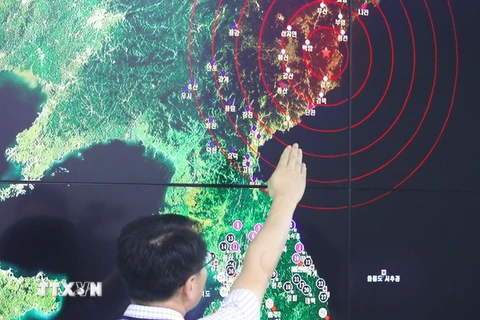 Một chuyên gia Cơ quan Khí tượng Hàn Quốc phân tích các dư chấn đo được sau vụ nổ được cho là vụ thử hạt nhân của Triều Tiên, tại Seoul ngày 9/9/2016. (Ảnh: AFP/TTXVN)