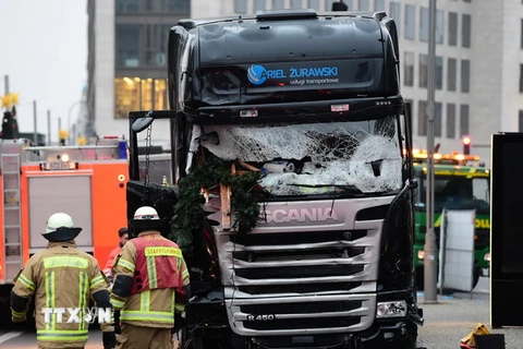 Chiếc xe tải mà nghi can Anis Amri đã sử dụng để tấn công chợ Giáng sinh tại Berlin ngày 20/12/2016. (Ảnh: AFP/TTXVN)