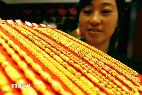Trang sức bằng vàng được bày bán tại một cửa hàng ở thành phố Thao Đảo, tỉnh Sơn Đông, Trung Quốc ngày 7/1/2015. (Ảnh: AFP/TTXVN)