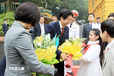 Thiếu nhi thủ đô Hà Nội tặng hoa chào đón Thủ tướng Nhật Bản Shinzo Abe và Phu nhân đến thăm chính thức Việt Nam vào năm 2013. (Ảnh: Đức Tám/TTXVN)