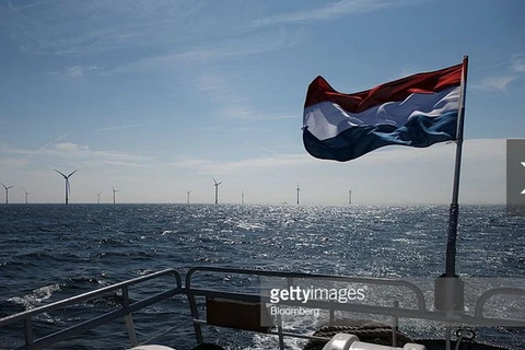Cờ của Hà Lan bay ở đuôi một chiếc thuyền chạy bằng tuabin gió ở ngoài khơi bờ biển của Ijmuiden. (Nguồn: Bloomberg/Getty Images)