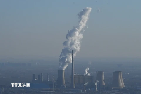 Khí thải từ một nhà máy gây ô nhiễm không khí ở ngoại ô Bắc Kinh, Trung Quốc ngày 23/12/2016. (Ảnh: AFP/TTXVN)
