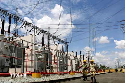 Công nhân Công ty Truyền tải Điện 4 (EVN NPT) vận hành trạm biến áp 500kV Nhà Bè. (Ảnh: Ngọc Hà/TTXVN)