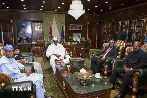 Tổng thống Nigeria Buhari, Tổng thống Liberia Buhari, Tổng thống Gambia Yahya Jammeh, Tổng thống Sierra Bai Koroma và Tổng thống sắp mãn nhiệm của Ghana John Dramani Mahama tại cuộc đàm phán ở Banjul, Gambia ngày 13/12/2016. (Ảnh: EPA/TTXVN)