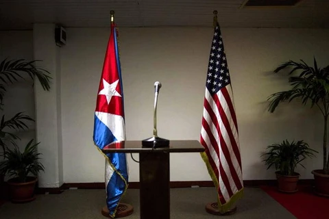 Cờ Cuba và Hoa Kỳ trước khi một cuộc họp báo ở thủ đô Havana của Cuba. (Nguồn: AP)