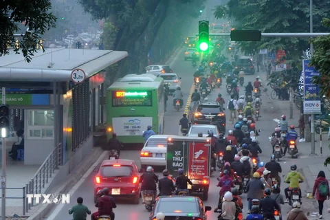 Rất nhiều phương tiện tham gia giao thông lấn sang làn đường dành riêng cho xe buýt nhanh BRT 01 đoạn Giảng Võ. (Ảnh: Quang Quyết/TTXVN)