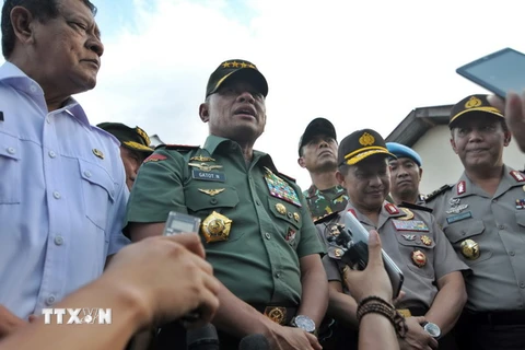 Tổng tư lệnh quân đội Gatot Nurmantyo - thứ hai, bên trái. (Ảnh: EPA/TTXVN)
