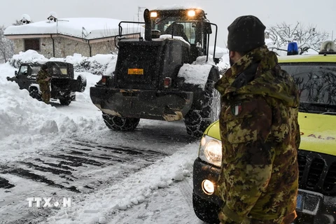 Binh sỹ Italy sử dụng xe quân sự dọn tuyết tại một con phố ở Aringo, gần Monterale sau trận động đất ngày 18/1. (Ảnh: AFP/TTXVN)