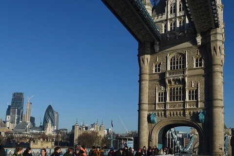 Những người biểu tình giương biểu ngữ ở Tower Bridge tại London. (Nguồn: EPA)